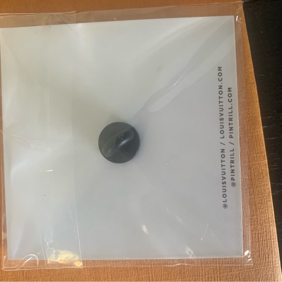 Louis Vuitton lapel pin - Picture 3 of 4